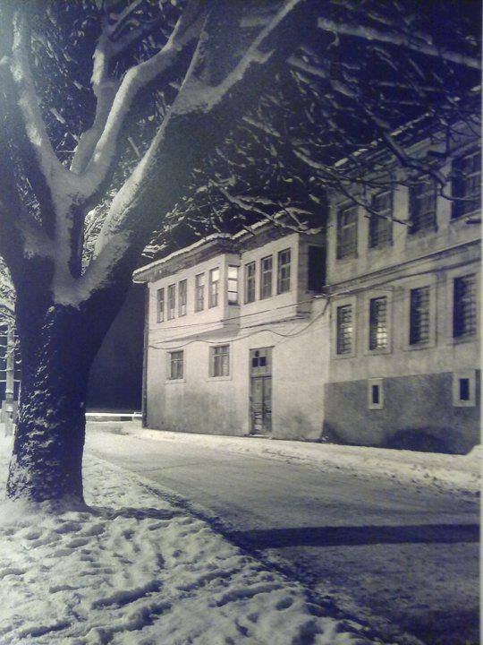 Islak, nemli sokaklarını gördüm düşümde!