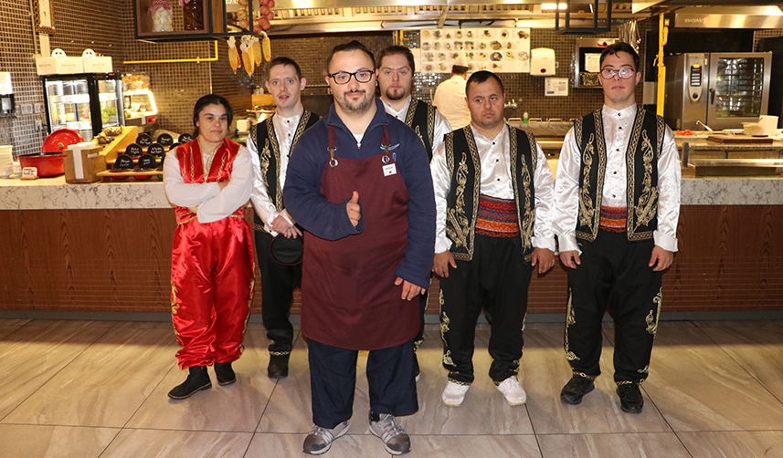 Trabzon'da down sendromlu garson çevresinin neşe kaynağı oldu