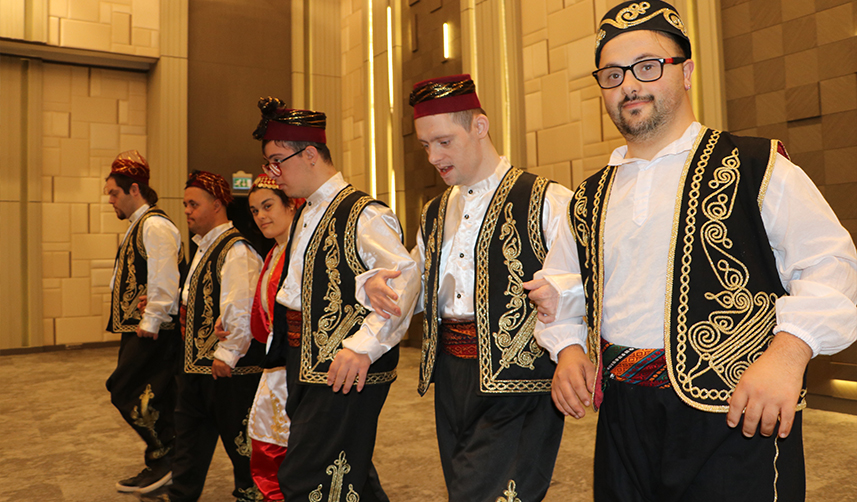 Trabzon'da down sendromlu garson çevresinin neşe kaynağı oldu