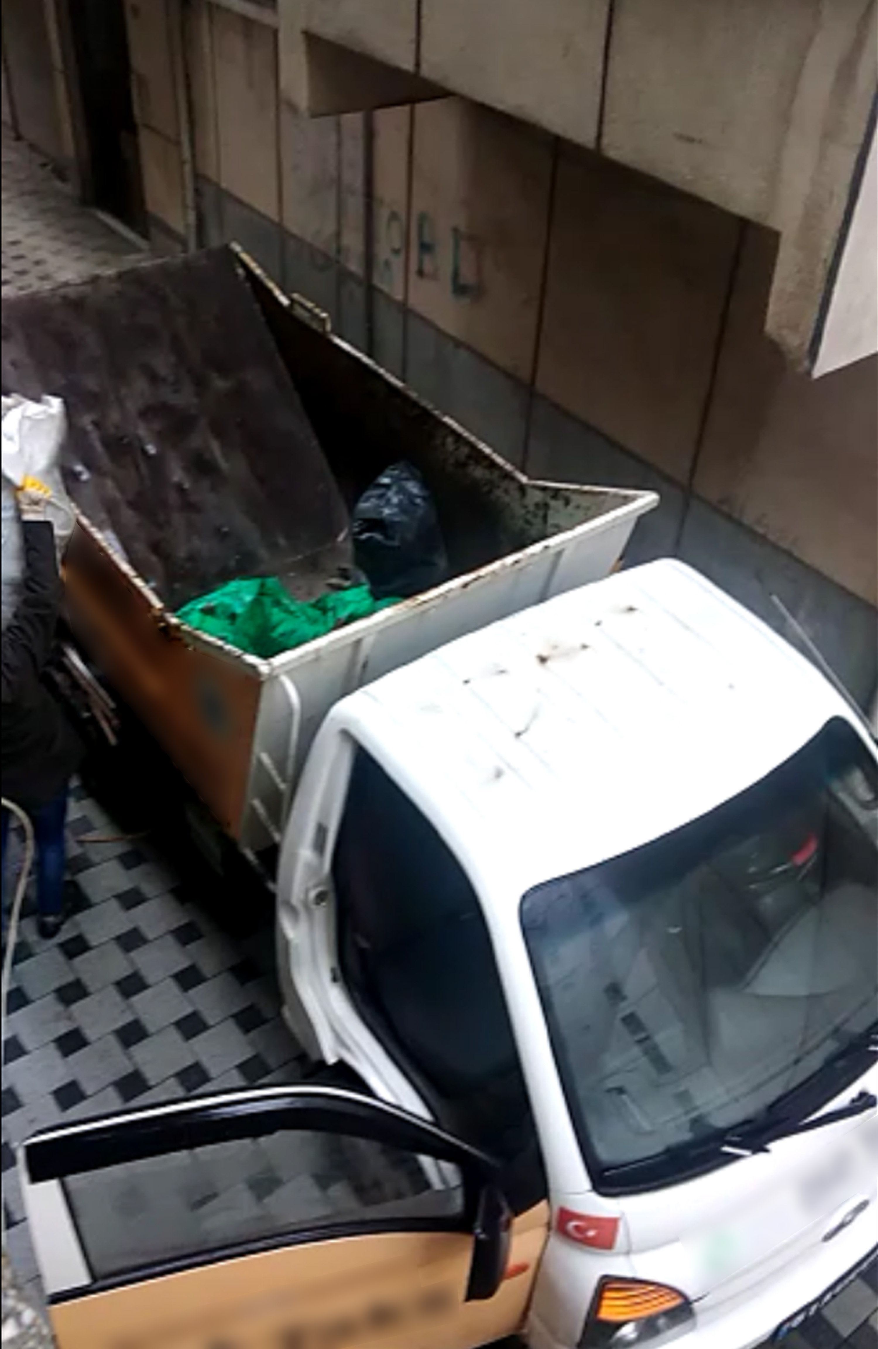 Trabzon'da feci olay! Köpeğin üzerine moloz dökmüşler