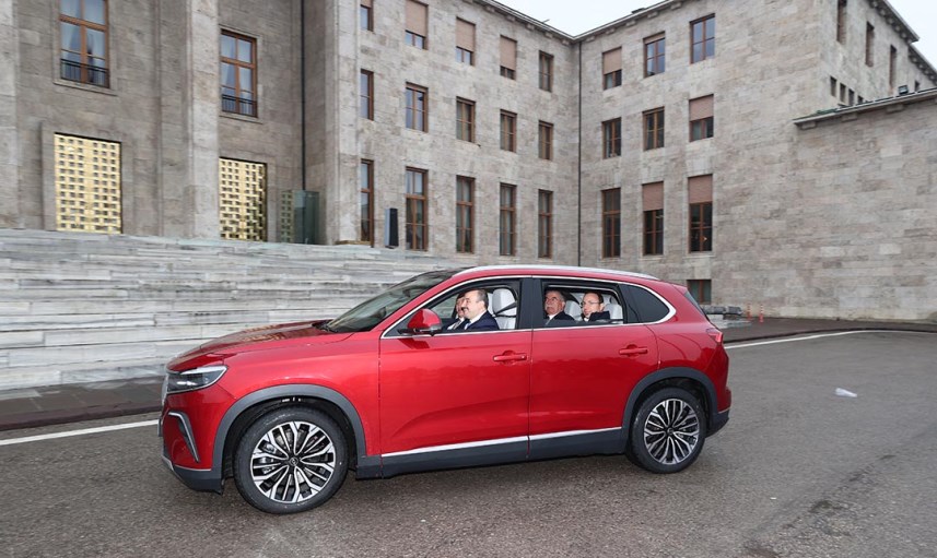 Trabzonlu Bakan Mustafa Varank TBMM'ye TOGG ile geldi