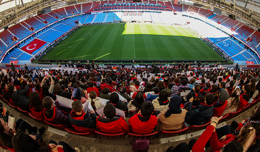 Trabzonspor'un sahasında 1461 öğrenci kitap okudu