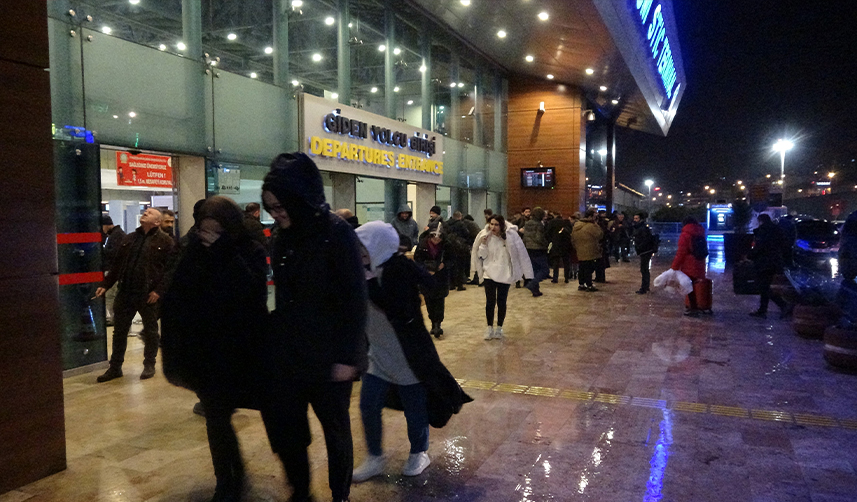 Trabzon Havalimanı'ndaki olayda uçaktan tahliye anları kamerada