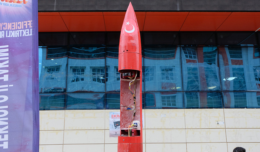 universite-ogrencilerinden-elektrikli-arac-ilhamimizi-selcuk-bayraktardan-aldik