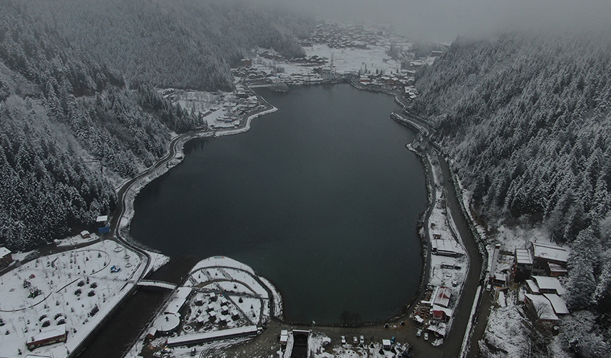 Uzungöl beyaza büründü! İşte o görüntüler