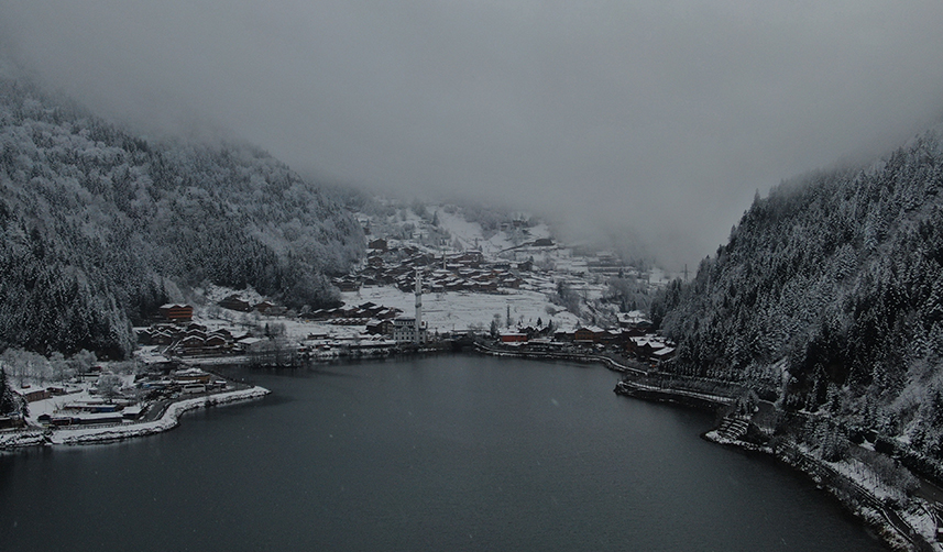 Uzungöl beyaza büründü! İşte o görüntüler