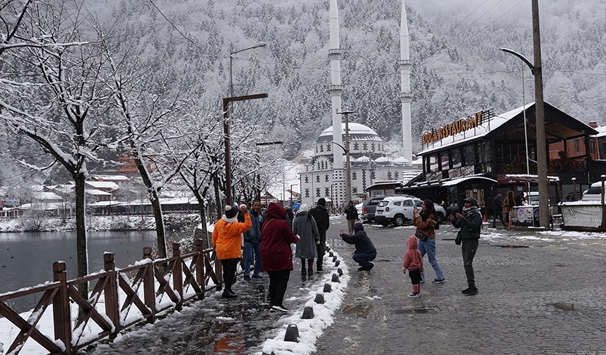 Uzungöl beyaza büründü! İşte o görüntüler