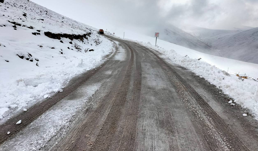 Uzungöl'e-tatile-gelen-turistler-yolda-mahsur-kaldı-