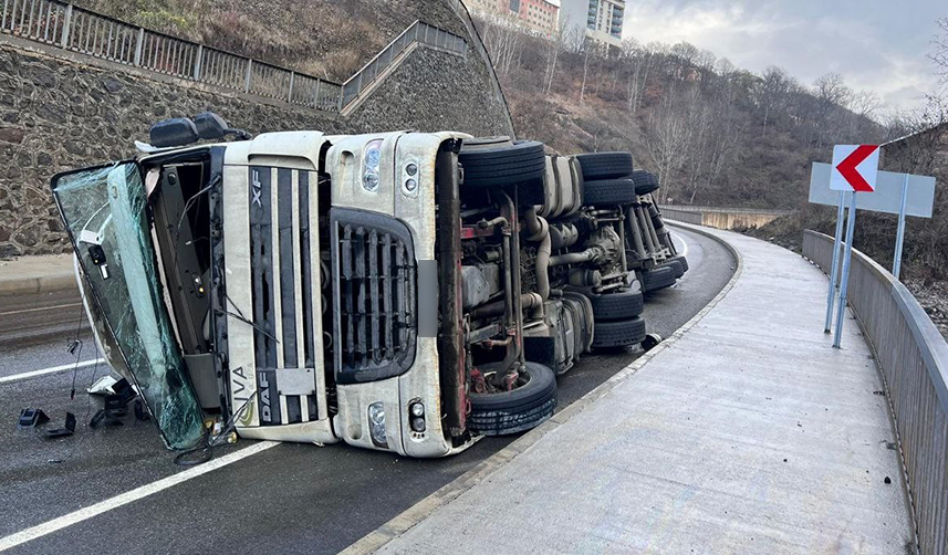 virajı alamayan kereste yüklü tır devrildi