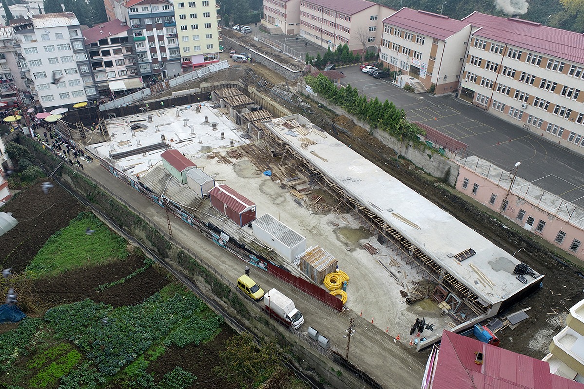 Akçaabat'ta katlı otopark ve pazar yeri inşaatı devam ediyor