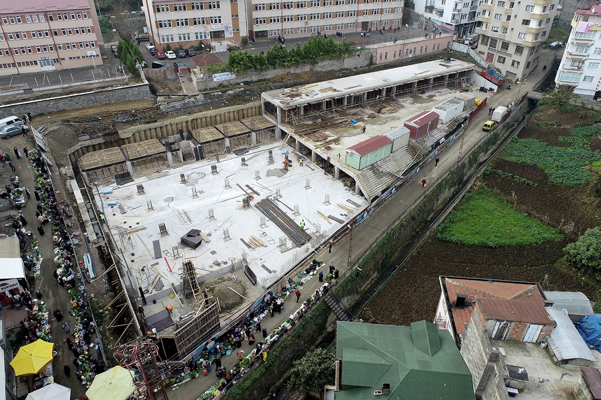 Akçaabat'ta katlı otopark ve pazar yeri inşaatı devam ediyor