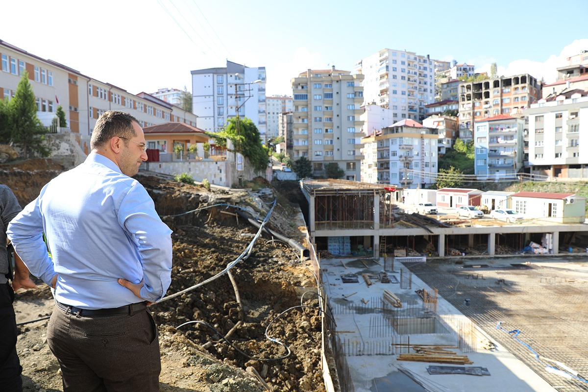 Akçaabat'ta katlı otopark ve pazar yeri inşaatı devam ediyor