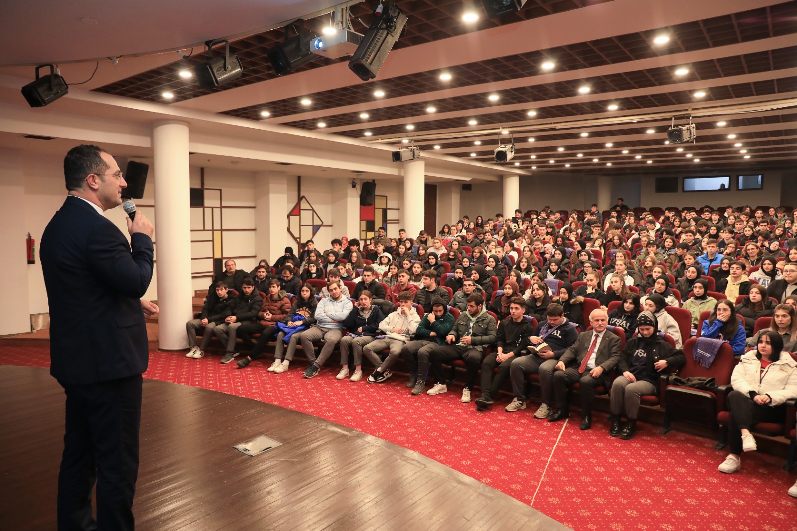 Akçaabat Belediye Başkanı Ekim gençlerle bir araya geldi