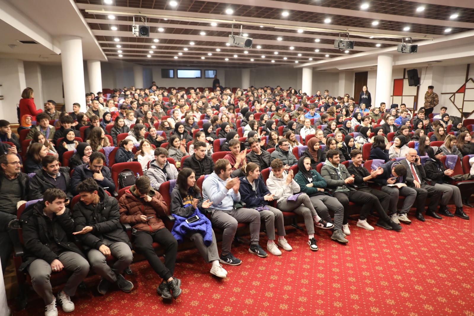 Akçaabat Belediye Başkanı Ekim gençlerle bir araya geldi