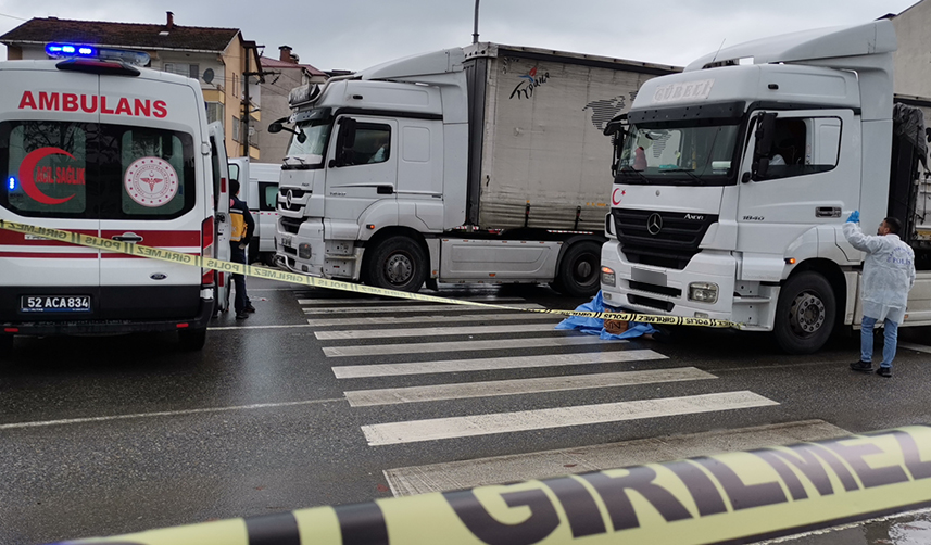 Ordu'da yaya geçidinden kırmızı ışıkta geçerken TIR çarptı: 1 ölü, 1 yaralı