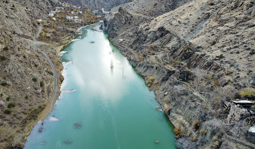Yusufeli Barajı'nda yerleşim yerlerindeki evler sular altında kalmaya başlıyor