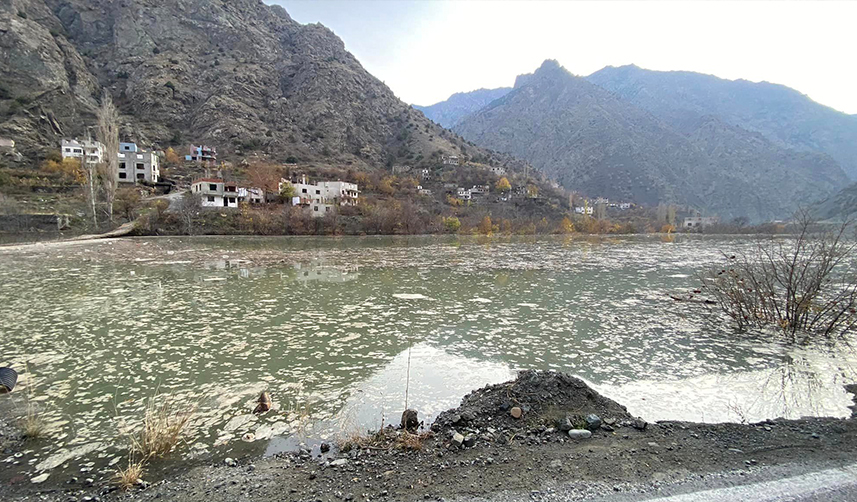 Yusufeli Barajı'nda yerleşim yerlerindeki evler sular altında kalmaya başlıyor