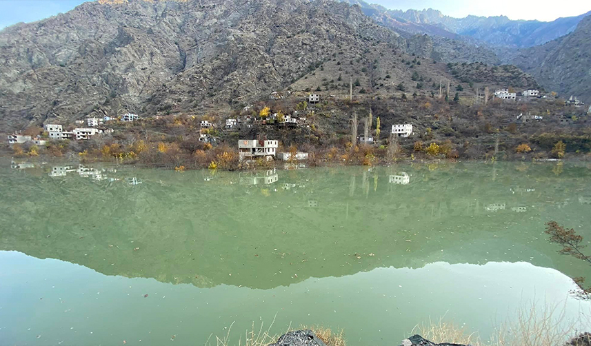 Yusufeli Barajı'nda yerleşim yerlerindeki evler sular altında kalmaya başlıyor
