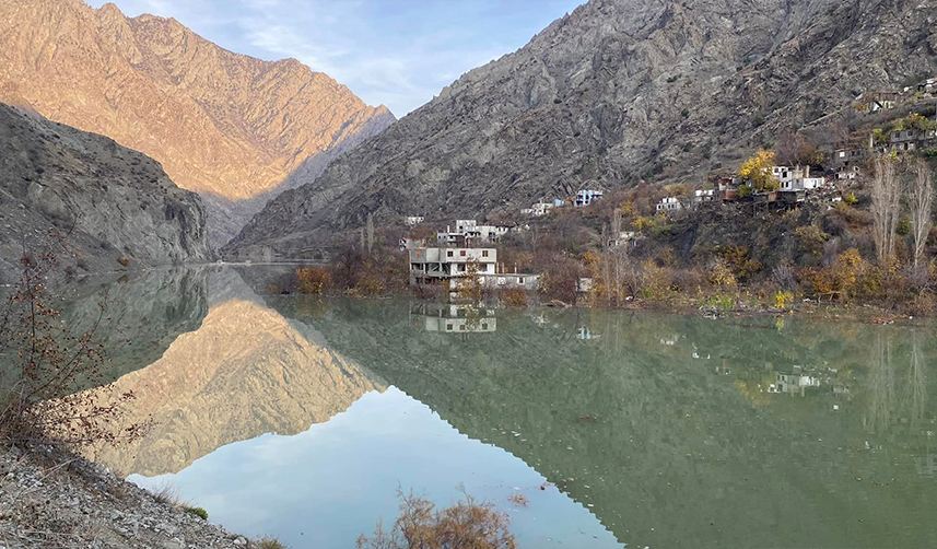 Yusufeli Barajı'nda yerleşim yerlerindeki evler sular altında kalmaya başlıyor