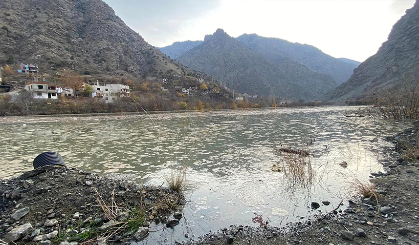 Yusufeli Barajı'nda yerleşim yerlerindeki evler sular altında kalmaya başlıyor