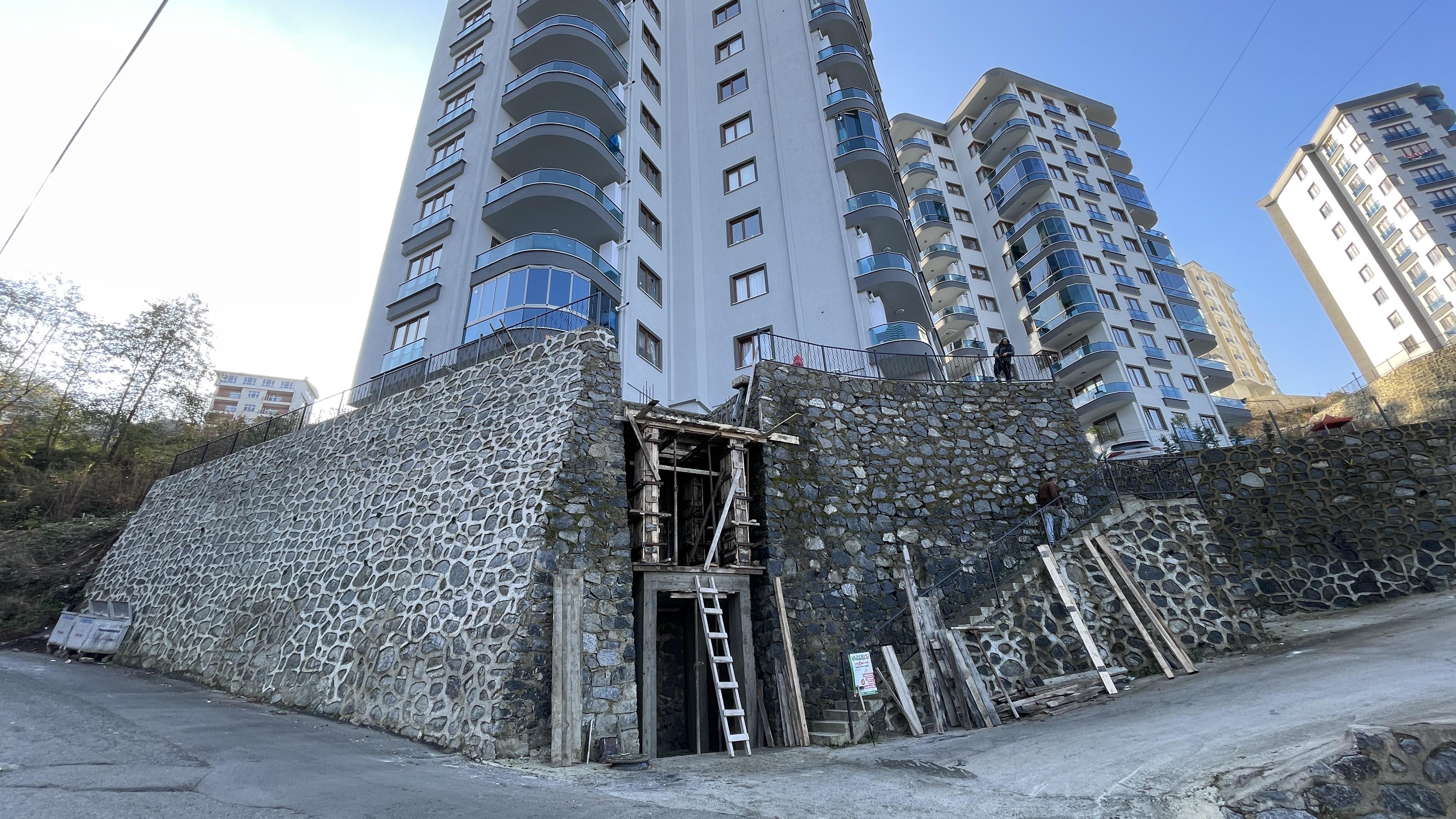 Rize'de siteye kolay ulaşım için çevre duvarına asansör kurulacak