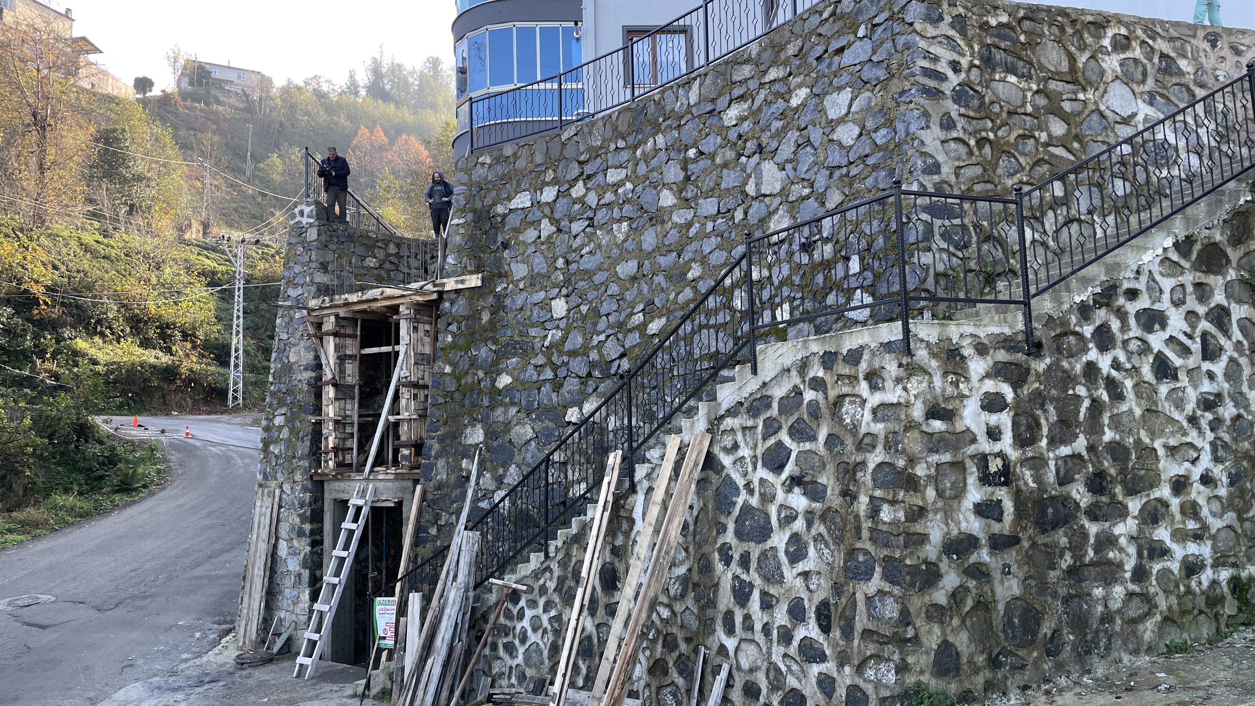 Rize'de siteye kolay ulaşım için çevre duvarına asansör kurulacak
