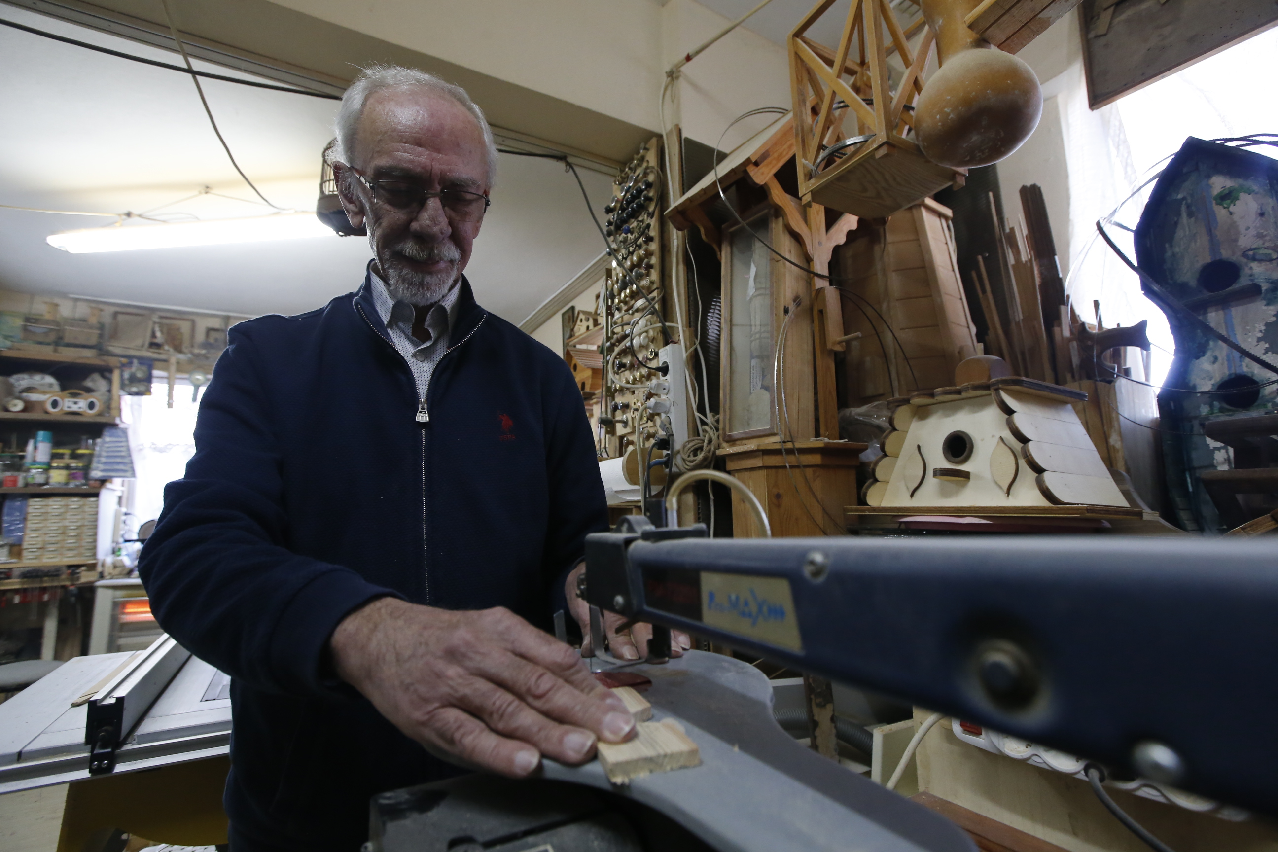 Samsun'da yaptığı kuş evleri çocuklara hediye ediyor