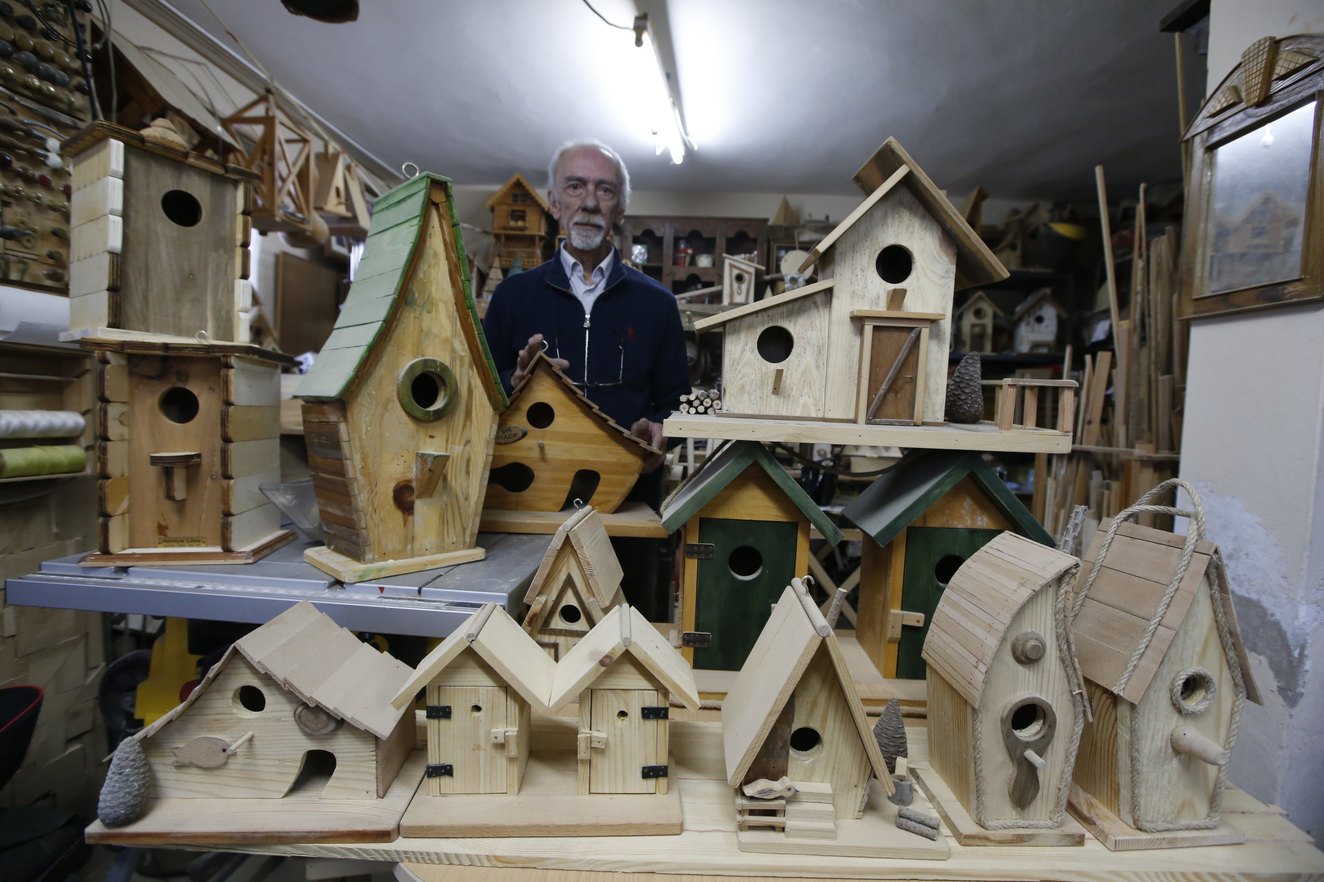 Samsun'da yaptığı kuş evleri çocuklara hediye ediyor