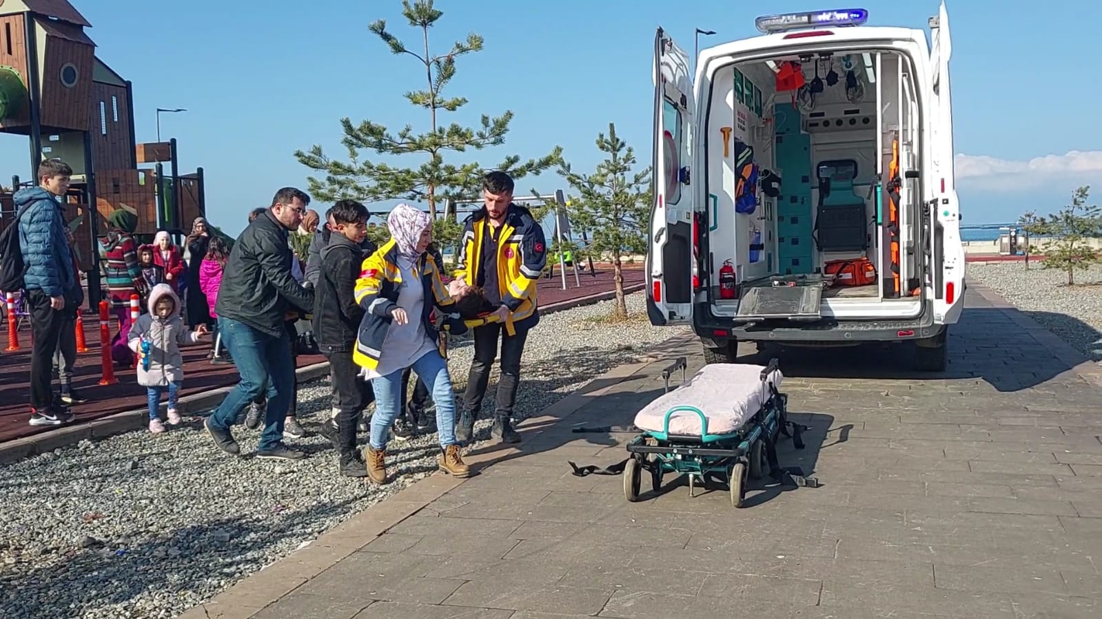 Trabzon'da dili boğazına kaçan çocuğu sağlık ekipleri kurtardı!