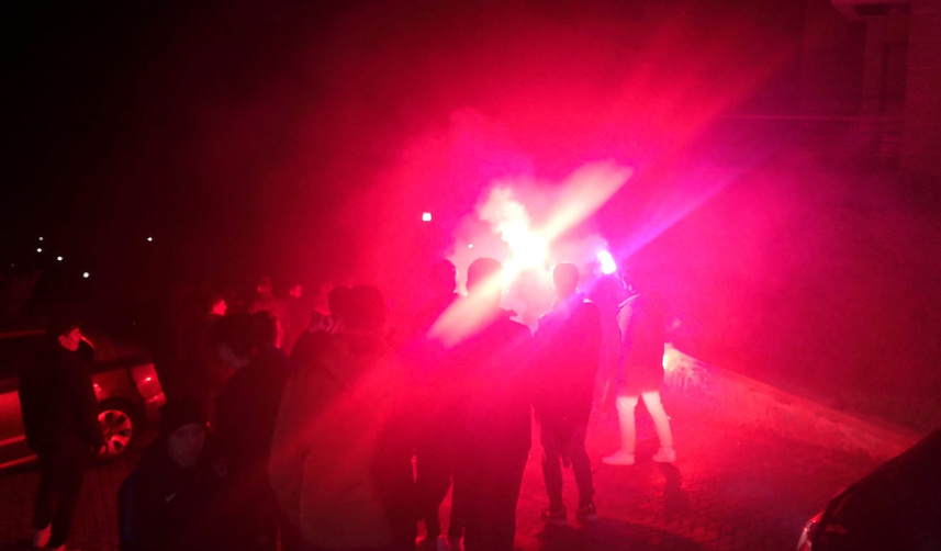 Trabzonspor taraftarı Abdullah Avcı'nın evinin önüne gitti!