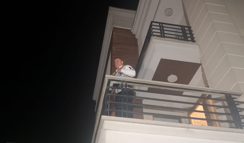 Trabzonspor taraftarı Abdullah Avcı'nın evinin önüne gitti!