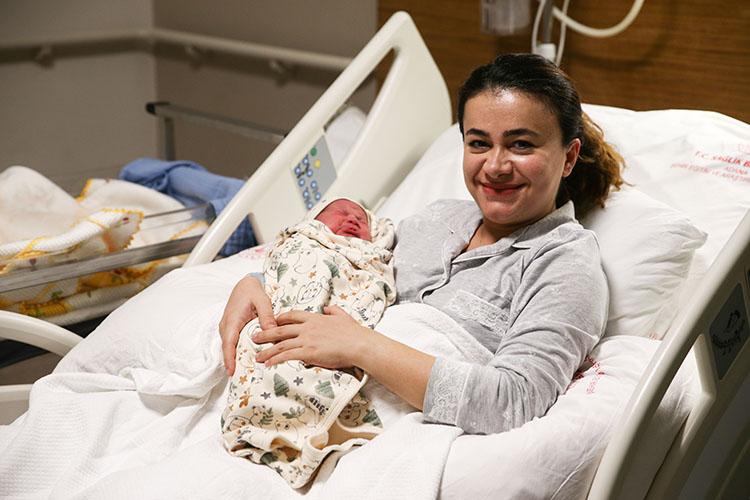 Yeni yılın ilk bebekleri dünyaya geldi