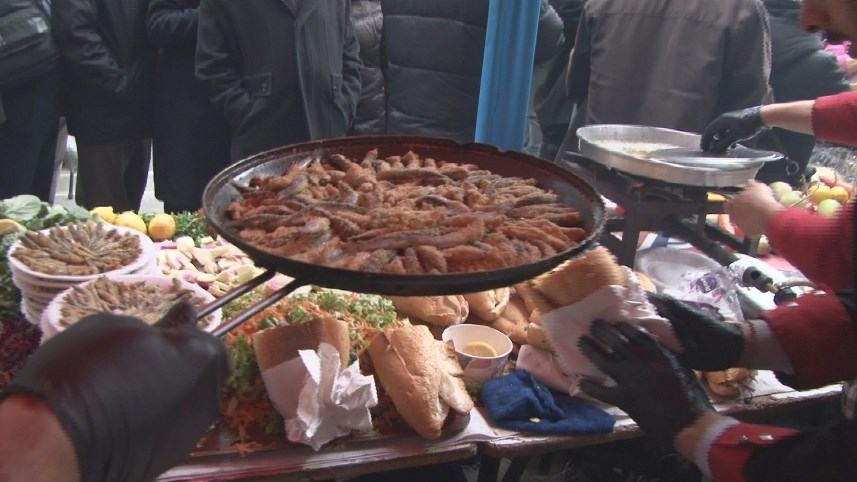 Ankara'da bedava hamsi ve kuymak izdihamı