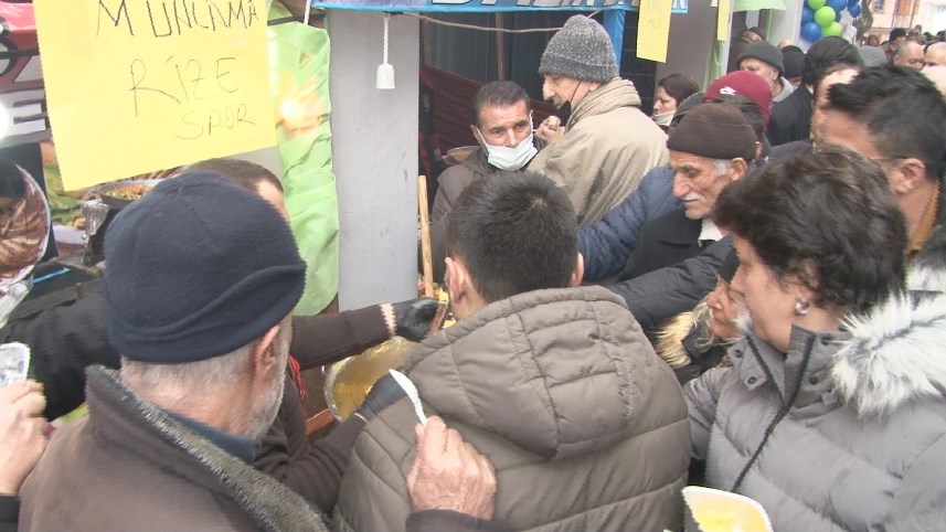 Ankara'da bedava hamsi ve kuymak izdihamı