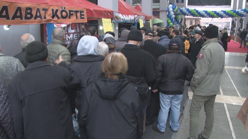 Ankara'da bedava hamsi ve kuymak izdihamı