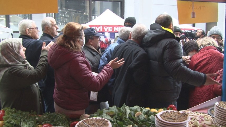 Ankara'da bedava hamsi ve kuymak izdihamı