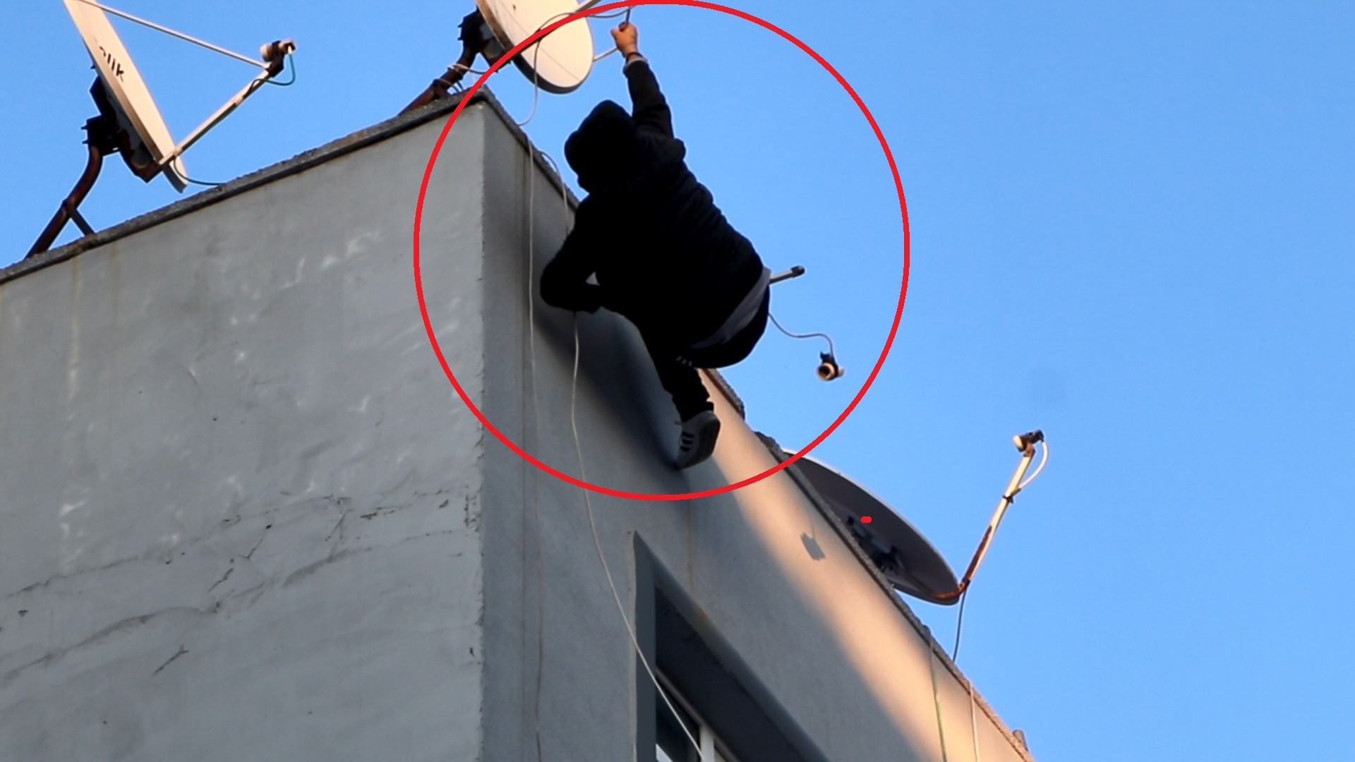 intihar etmeye kalkışan kişi bilincini kaybedip düştü