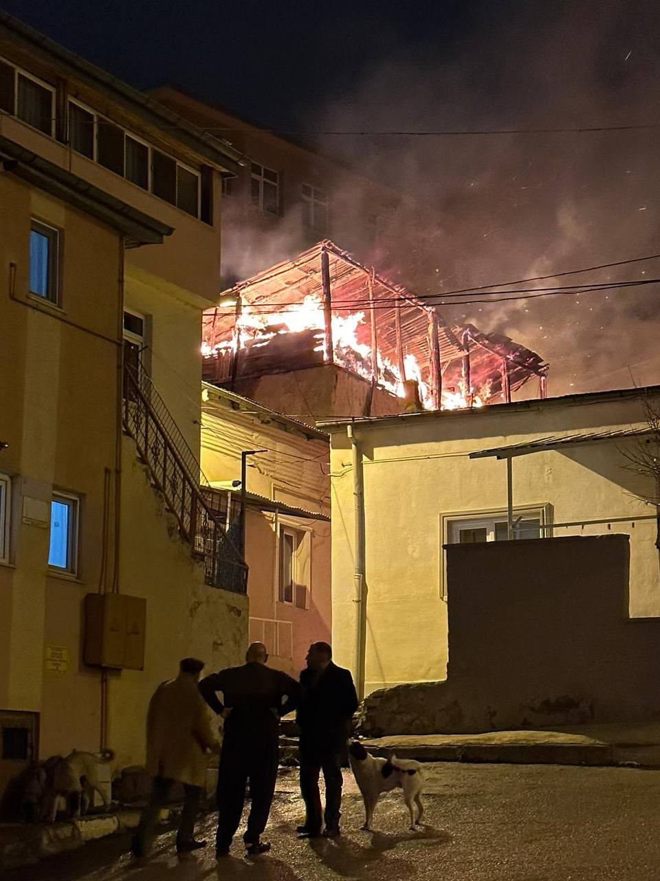 Bayburt'ta evin çatısı alevlere teslim oldu