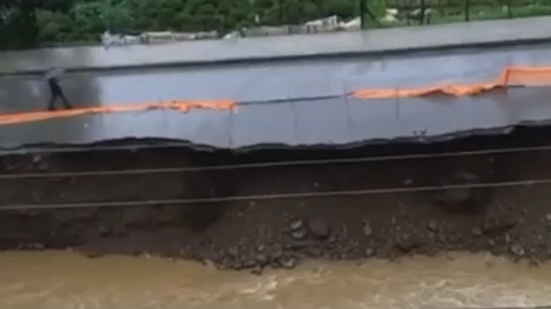 Rize'de yolun çöktüğünü fark eden vatandaş   son anda kurtuldu