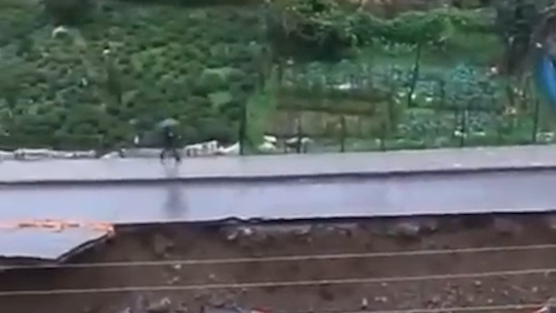 Rize'de yolun çöktüğünü fark eden vatandaş   son anda kurtuldu