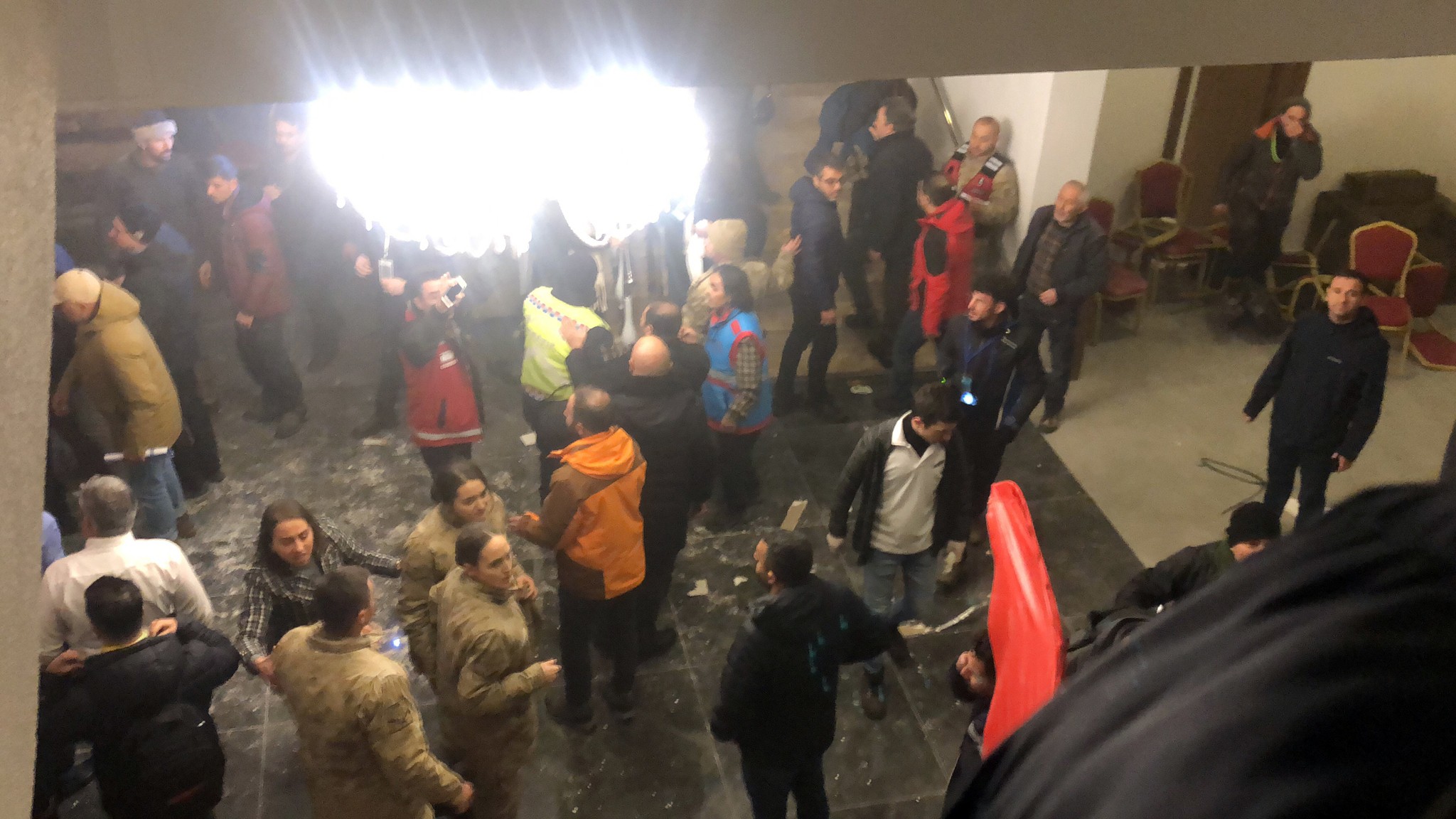 Kars'ta otelin çatısı çöktü! Birçok yaralı var