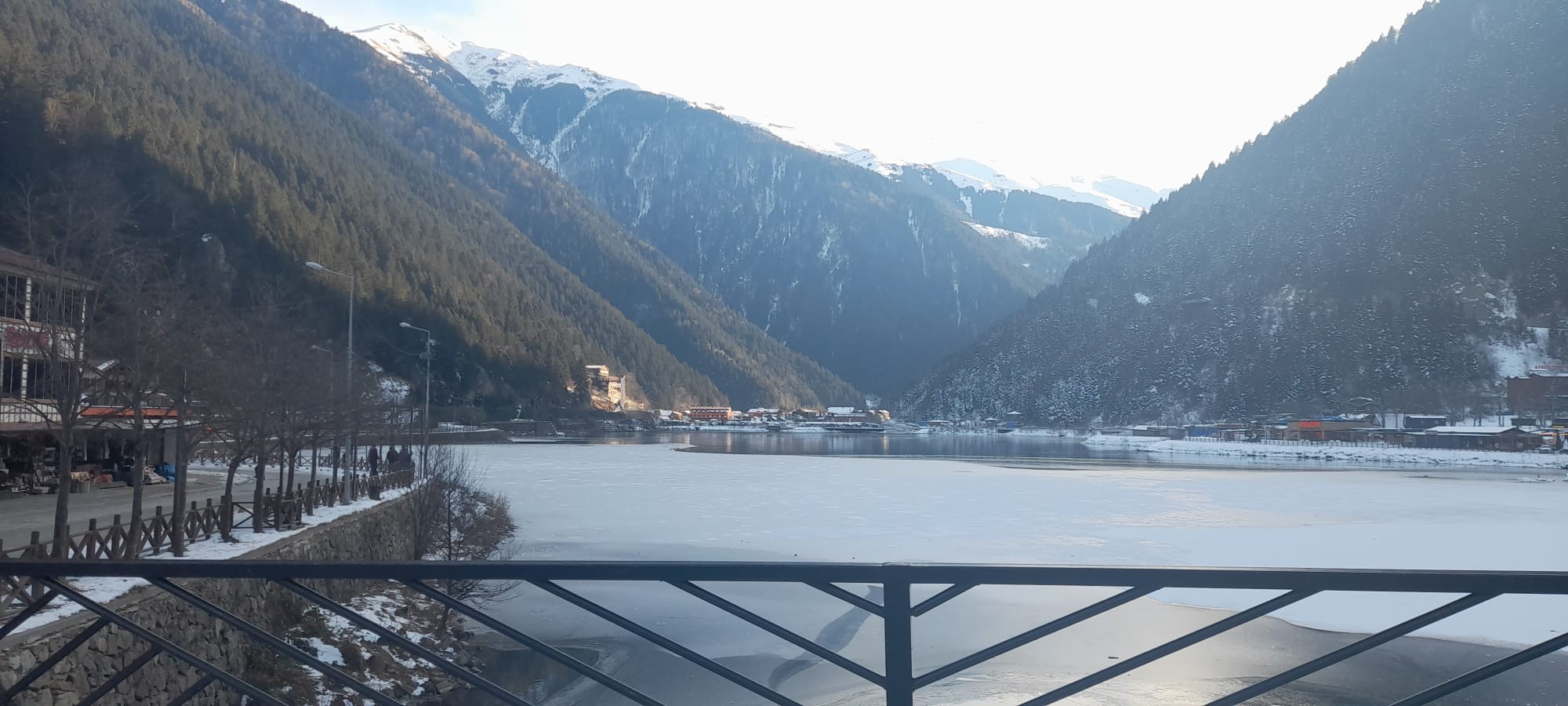 Uzungöl'ün büyük bir bölümünü buz tuttu