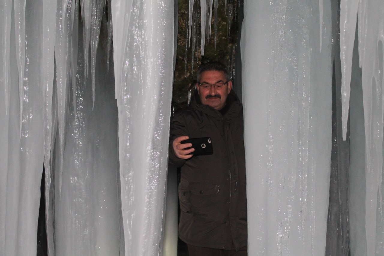 Bayburt’ta tamamen donan şelale kartpostallık görüntüler oluşturdu