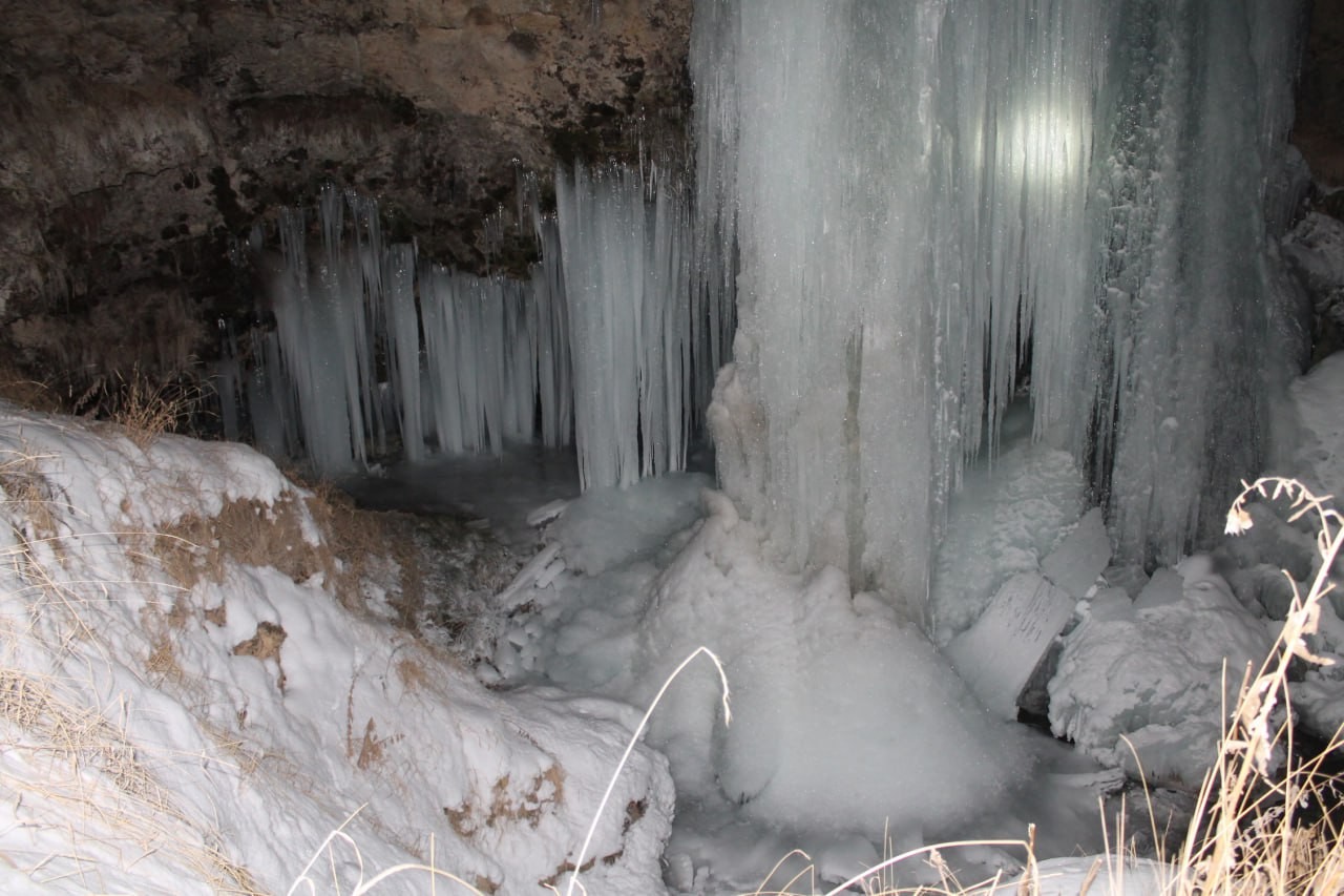 Bayburt’ta tamamen donan şelale kartpostallık görüntüler oluşturdu