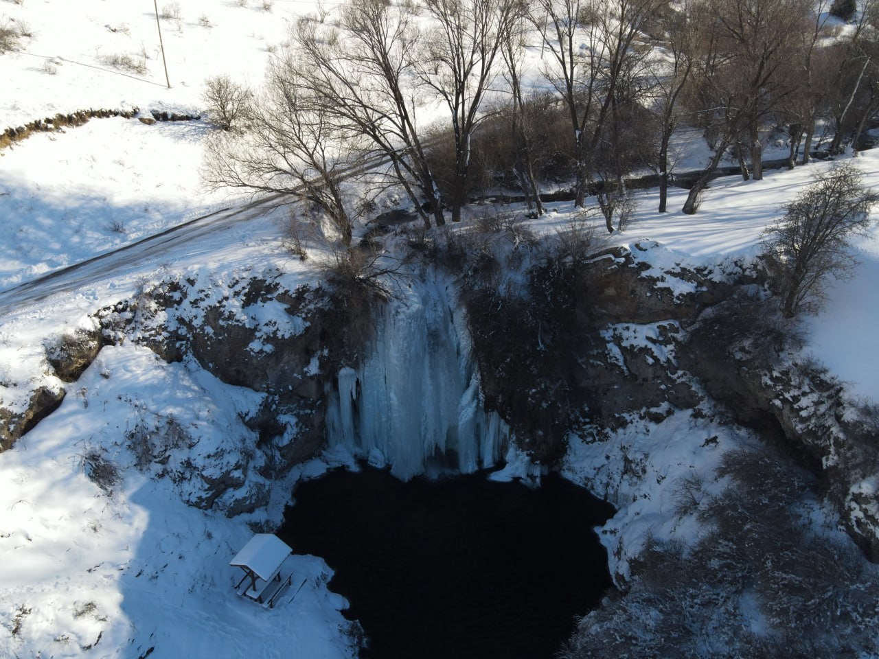 Bayburt’ta tamamen donan şelale kartpostallık görüntüler oluşturdu