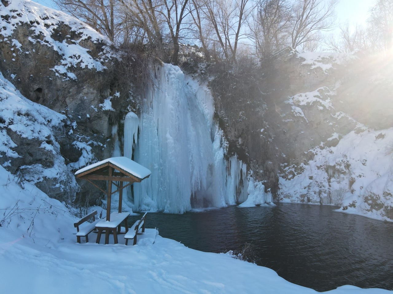 Bayburt’ta tamamen donan şelale kartpostallık görüntüler oluşturdu