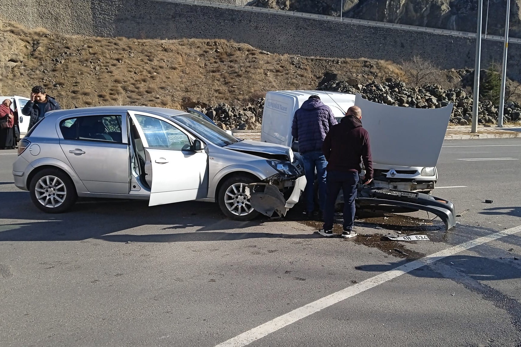 Gümüşhane-Trabzon karayolunda trafik kazası! İki araç kafa kafaya çarpıştı