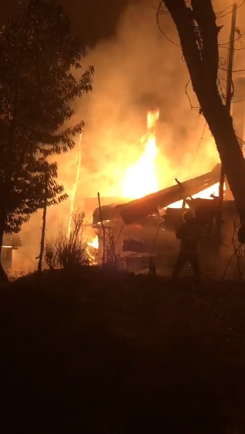 Rize'de korkutan yangın! Yaşlı çiftin kaldığı ev küle döndü