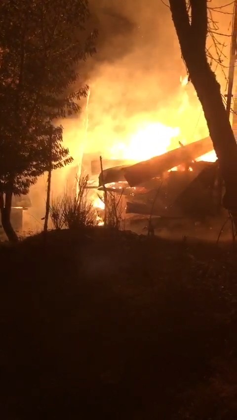 Rize'de korkutan yangın! Yaşlı çiftin kaldığı ev küle döndü