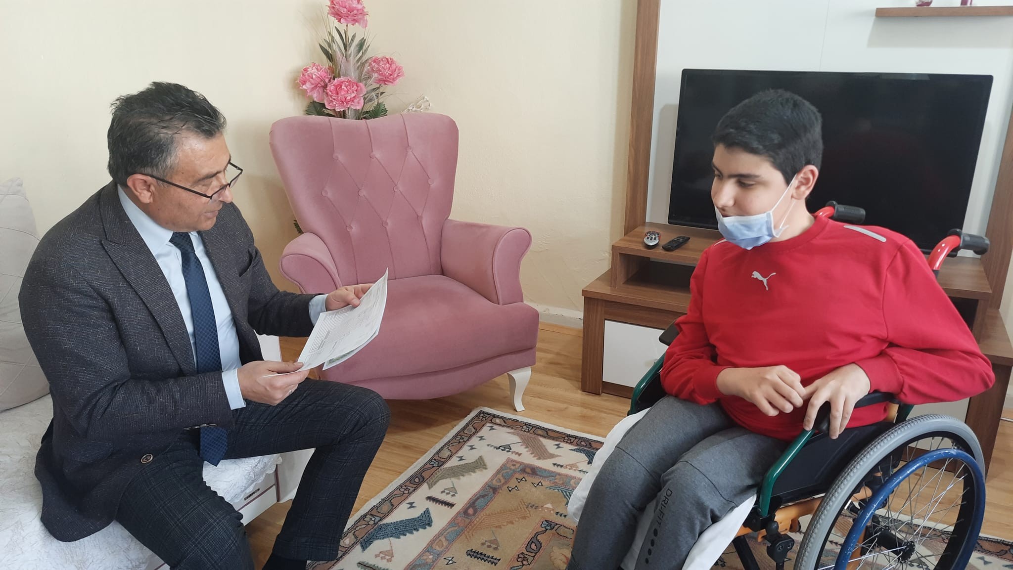 Bayburt'ta evde eğitim hizmeti alan öğrenci karnesine kavuştu